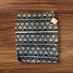 Liz Claiborne Women's Skirt Knee Length Size 12 Black and White 'Lace Look'